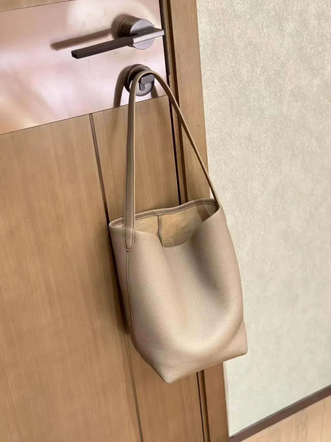Color: Red, Size: Extra Large - 24ss High Quality Classic Water Bucket Bag Lychee Patterned Top Layer Cowhide Shoulder Bag Women's Commuting Bag Large capacity