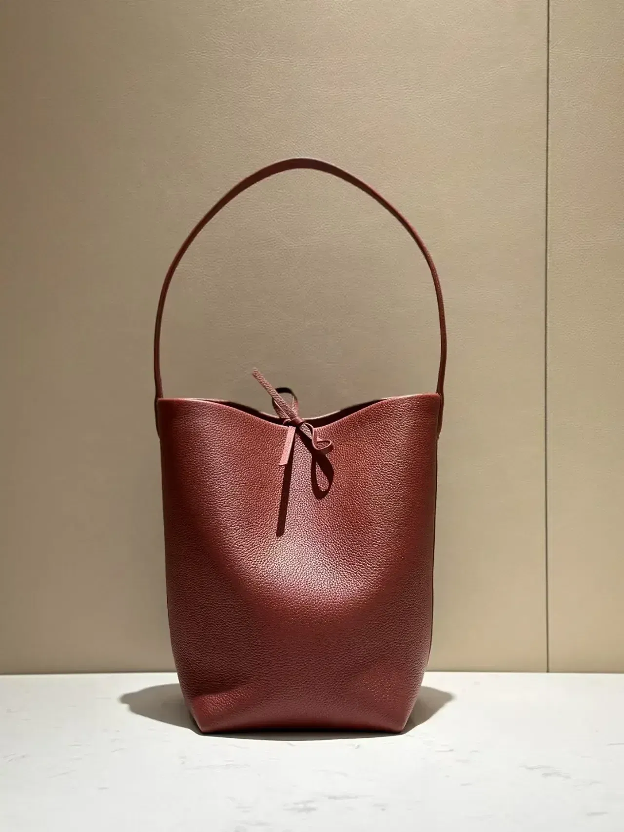 Color: Red, Size: Extra Large - 24ss High Quality Classic Water Bucket Bag Lychee Patterned Top Layer Cowhide Shoulder Bag Women's Commuting Bag Large capacity