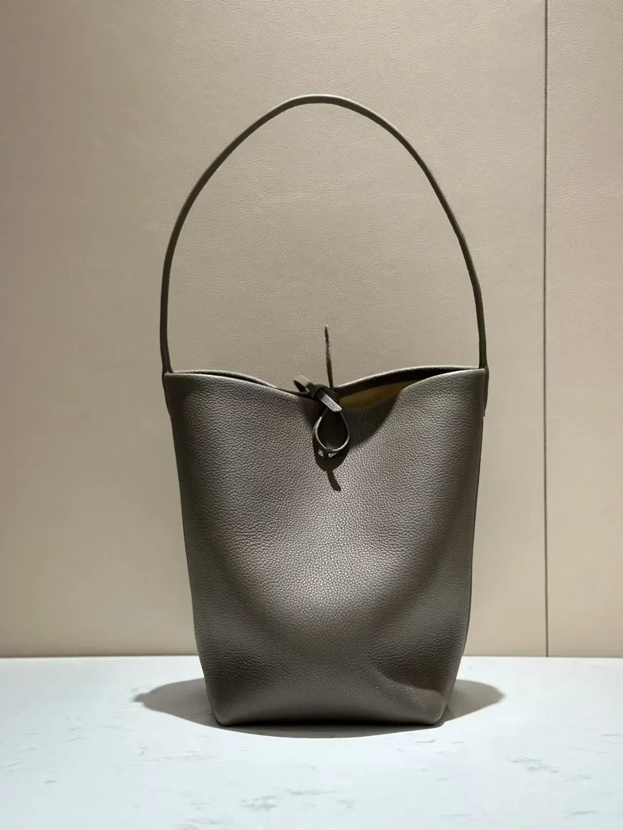 Color: Red, Size: Extra Large - 24ss High Quality Classic Water Bucket Bag Lychee Patterned Top Layer Cowhide Shoulder Bag Women's Commuting Bag Large capacity